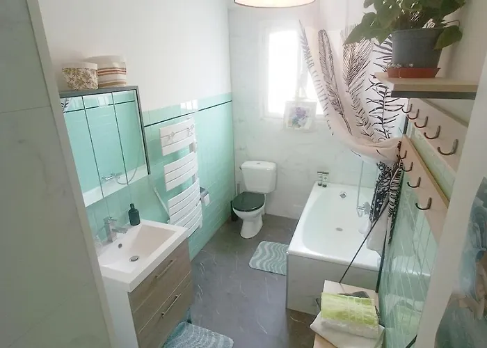 Holiday home Maison 4 Pers Avec Jardin Au Pied Des Montagnes Ria